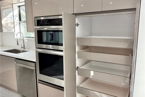 Снять в аренду виллу или дом в Норт-Майами, Флорида 3 спальни, 150.22м2, № 2082447 - фото 18