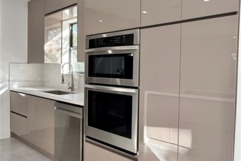 Снять в аренду виллу или дом в Норт-Майами, Флорида 3 спальни, 150.22м2, № 2082447 - фото 17