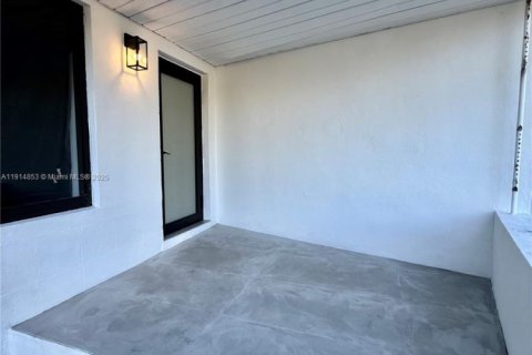 Снять в аренду виллу или дом в Норт-Майами, Флорида 3 спальни, 150.22м2, № 2082447 - фото 8