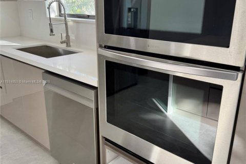Снять в аренду виллу или дом в Норт-Майами, Флорида 3 спальни, 150.22м2, № 2082447 - фото 24