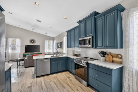 House in Lake Worth, Florida 4 bedrooms, 197.42 sq.m. № 2068843 - photo 17