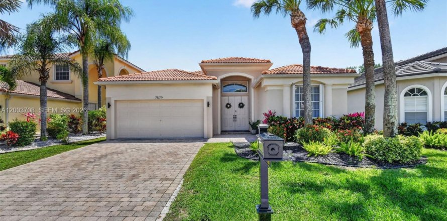 House in Lake Worth, Florida 4 bedrooms, 197.42 sq.m. № 2068843