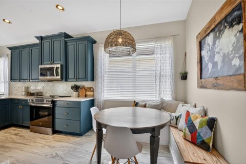 House in Lake Worth, Florida 4 bedrooms, 197.42 sq.m. № 2068843 - photo 15