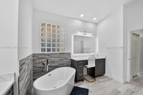 House in Lake Worth, Florida 4 bedrooms, 197.42 sq.m. № 2068843 - photo 30