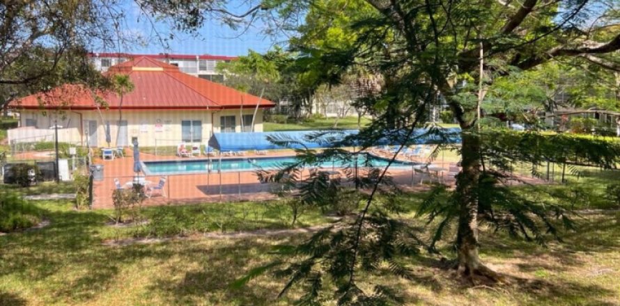 Condominio en Lauderdale Lakes, Florida, 2 dormitorios № 992035