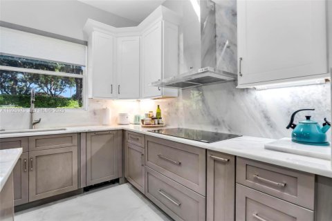 House in Pembroke Pines, Florida 4 bedrooms, 235.97 sq.m. № 1986597 - photo 15