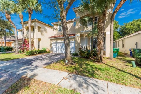 House in Pembroke Pines, Florida 4 bedrooms, 235.97 sq.m. № 1986597 - photo 3