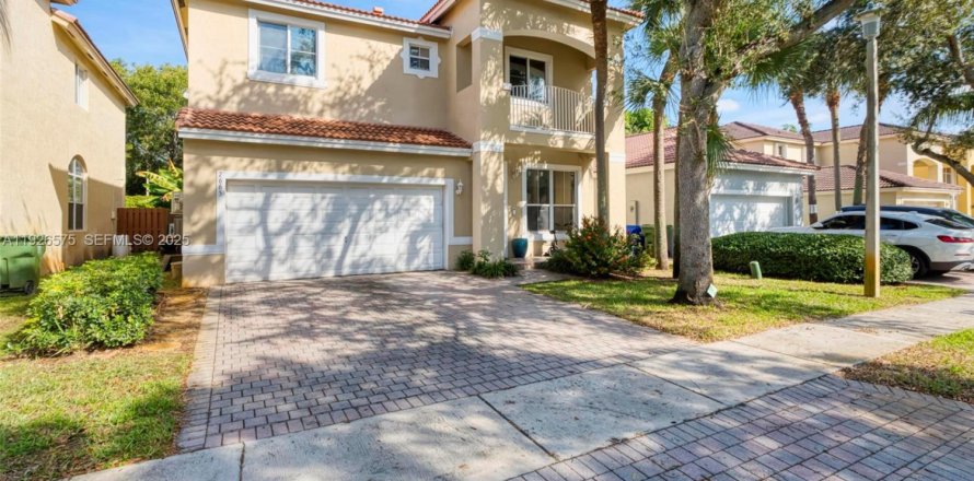 House in Pembroke Pines, Florida 4 bedrooms, 235.97 sq.m. № 1986597