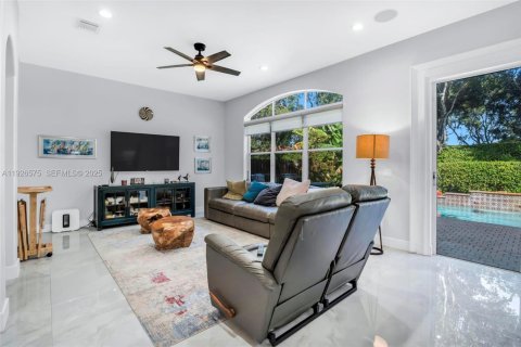 House in Pembroke Pines, Florida 4 bedrooms, 235.97 sq.m. № 1986597 - photo 17