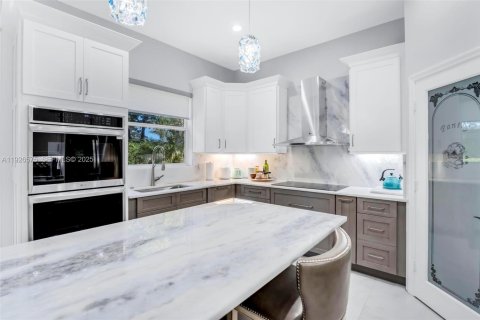 House in Pembroke Pines, Florida 4 bedrooms, 235.97 sq.m. № 1986597 - photo 14