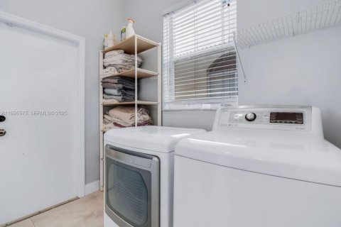 House in Pembroke Pines, Florida 4 bedrooms, 235.97 sq.m. № 1986597 - photo 24