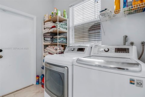 House in Pembroke Pines, Florida 4 bedrooms, 235.97 sq.m. № 1986597 - photo 23