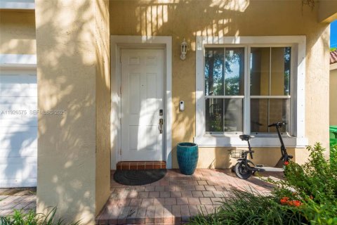 House in Pembroke Pines, Florida 4 bedrooms, 235.97 sq.m. № 1986597 - photo 4