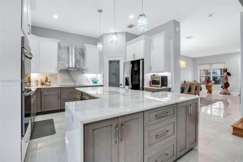 House in Pembroke Pines, Florida 4 bedrooms, 235.97 sq.m. № 1986597 - photo 12
