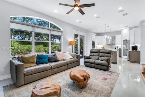 House in Pembroke Pines, Florida 4 bedrooms, 235.97 sq.m. № 1986597 - photo 18