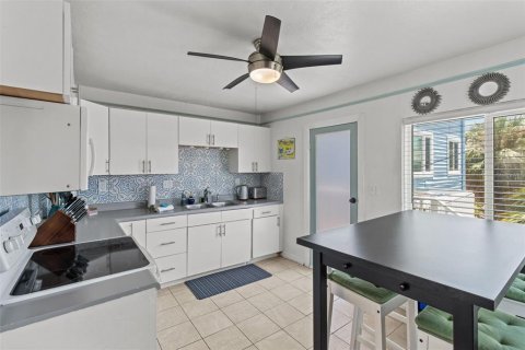 Propiedad comercial en venta en Treasure Island, Florida, 2 dormitorios, 166.39 m2 № 1918042 - foto 11