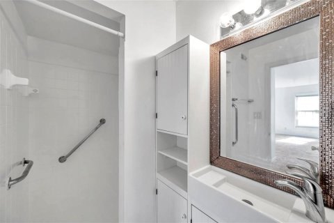Condo in Saint Petersburg, Florida, 2 bedrooms  № 1828618 - photo 13