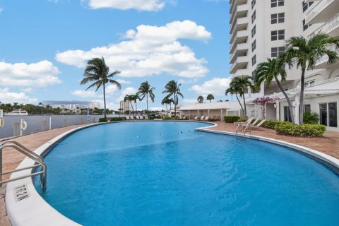 Condo in Fort Lauderdale, Florida, 2 bedrooms  № 2398220 - photo 2
