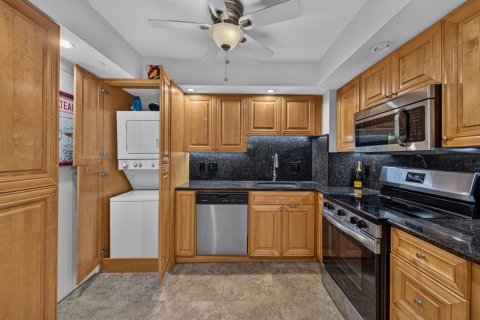 Condo in Fort Lauderdale, Florida, 2 bedrooms  № 2398220 - photo 17