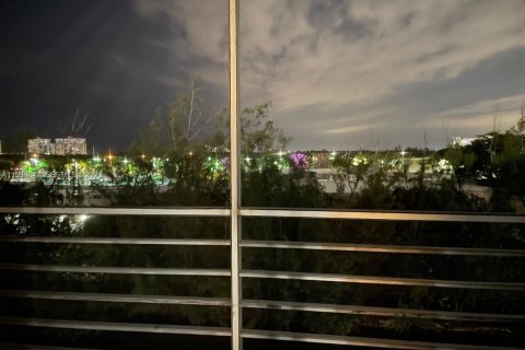 Studio in the Condo in North Miami Beach, Florida  № 1997282 - photo 5