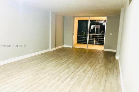 Studio in the Condo in North Miami Beach, Florida  № 1997282 - photo 3