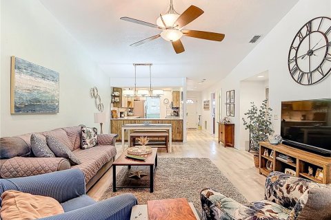 Condo in Port Richey, Florida, 2 bedrooms  № 1901902 - photo 25