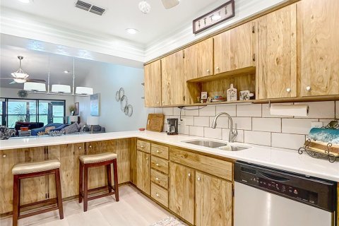 Condo in Port Richey, Florida, 2 bedrooms  № 1901902 - photo 13