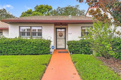 Condo in Port Richey, Florida, 2 bedrooms  № 1901902 - photo 1