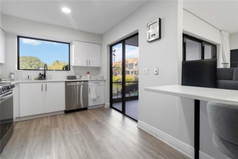 Снять в аренду таунхаус в Холливуд, Флорида 2 спальни, 115.01м2, № 1988396 - фото 11