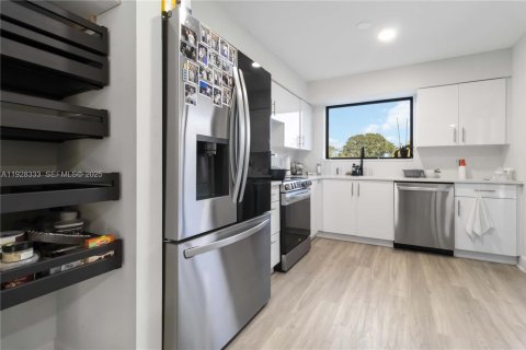 Снять в аренду таунхаус в Холливуд, Флорида 2 спальни, 115.01м2, № 1988396 - фото 12