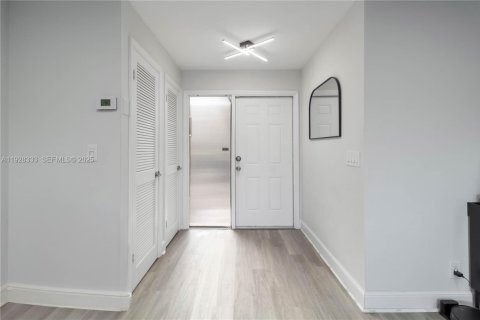 Снять в аренду таунхаус в Холливуд, Флорида 2 спальни, 115.01м2, № 1988396 - фото 5