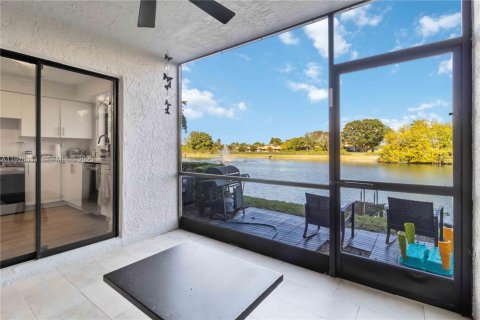 Снять в аренду таунхаус в Холливуд, Флорида 2 спальни, 115.01м2, № 1988396 - фото 26