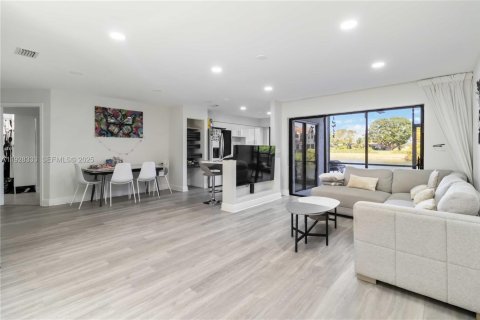 Снять в аренду таунхаус в Холливуд, Флорида 2 спальни, 115.01м2, № 1988396 - фото 6