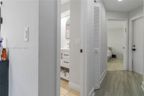 Снять в аренду таунхаус в Холливуд, Флорида 2 спальни, 115.01м2, № 1988396 - фото 22