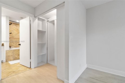 Снять в аренду таунхаус в Холливуд, Флорида 2 спальни, 115.01м2, № 1988396 - фото 21