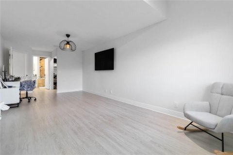 Снять в аренду таунхаус в Холливуд, Флорида 2 спальни, 115.01м2, № 1988396 - фото 18