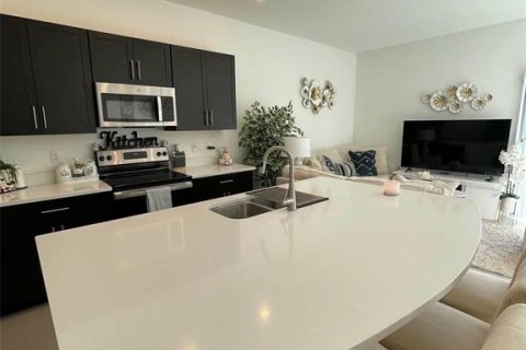 Townhouse in Wesley Chapel, Florida 3 bedrooms, 127.55 sq.m. № 2203850 - photo 8