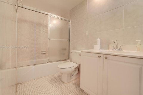 Condo in Sunny Isles Beach, Florida, 2 bedrooms  № 1862793 - photo 16