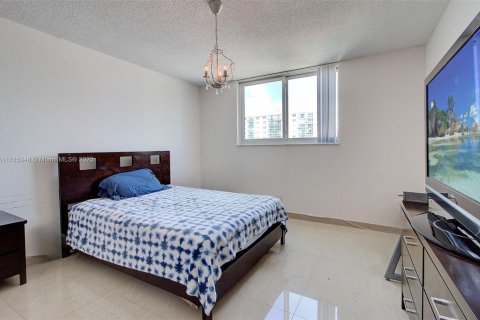 Condo in Sunny Isles Beach, Florida, 2 bedrooms  № 1862793 - photo 17
