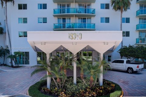 Condo in Sunny Isles Beach, Florida, 2 bedrooms  № 1862793 - photo 2