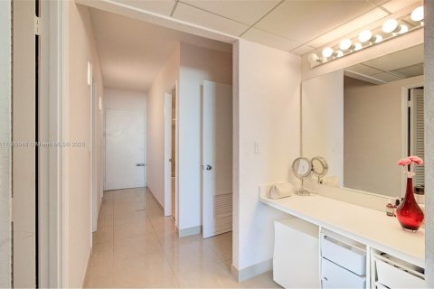 Condo in Sunny Isles Beach, Florida, 2 bedrooms  № 1862793 - photo 15