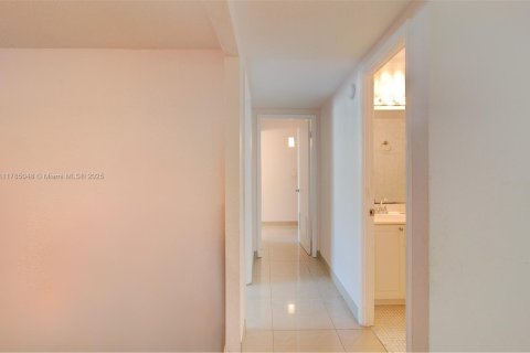 Condo in Sunny Isles Beach, Florida, 2 bedrooms  № 1862793 - photo 13