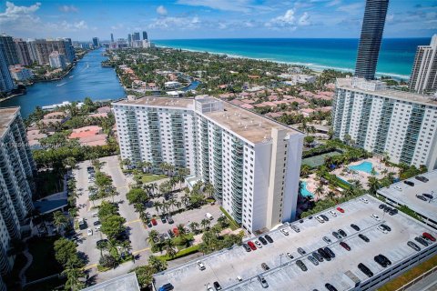 Condo in Sunny Isles Beach, Florida, 2 bedrooms  № 1862793 - photo 1