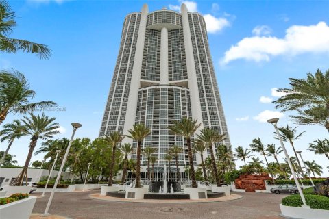 Condo in Sunny Isles Beach, Florida, 2 bedrooms  № 1790741 - photo 1