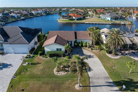 House in Punta Gorda, Florida 3 bedrooms, 161.65 sq.m. № 1535721 - photo 2