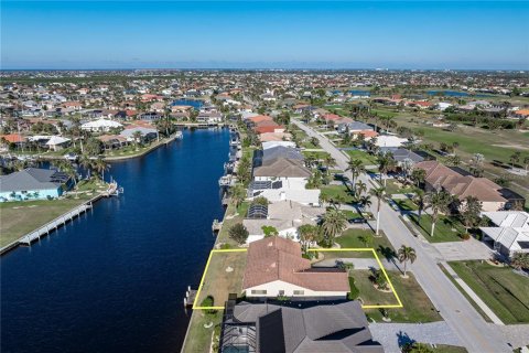 House in Punta Gorda, Florida 3 bedrooms, 161.65 sq.m. № 1535721 - photo 9