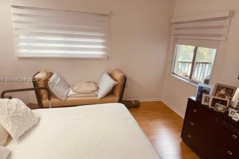 Condo in Pembroke Pines, Florida, 2 bedrooms № 2030798 - photo 11