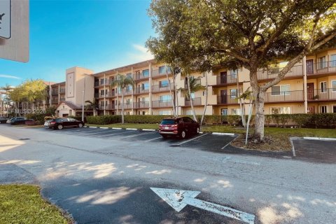 Condo in Pembroke Pines, Florida, 2 bedrooms № 2030798 - photo 30