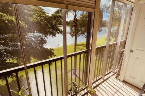 Condo in Pembroke Pines, Florida, 2 bedrooms № 2030798 - photo 25