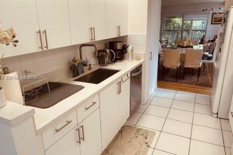 Condo in Pembroke Pines, Florida, 2 bedrooms № 2030798 - photo 3